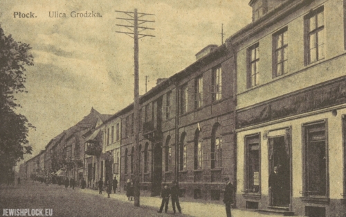Postcard - Grodzka Street in Płock (on the right, a visible fragment of the tenement house at today's 5 Narutowicza Square, co-owned by Izydor Wasserman)